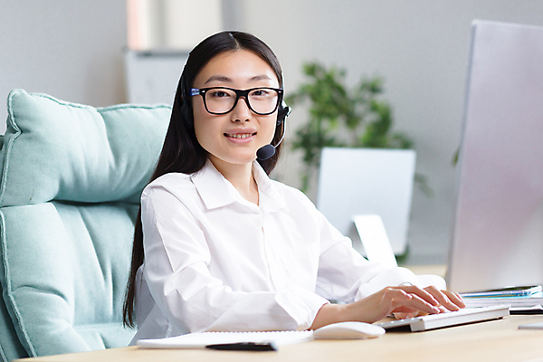 포토 JPG 해외이미지 여자 안경 의자 한명 앉기 상반신 성인 옆모습 사무실 모니터 공책 타이핑 키보드 마우스 상담원 스마트 책상 마이크 성인여자한명만 해외202309 해외포토 1 잡화 뷰포인트 음향기기 가구 컨셉 비즈니스 모션 문구용품 사람 컴퓨터 컴퓨터용품 사무원 여자한명만 성인여자만 파일형식