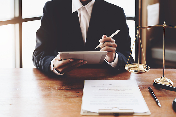 포토 JPG 해외이미지 남자 비즈니스 저울 한명 앉기 상반신 성인 앞모습 태블릿 사무실 법률가 책상 상담 문서 법 변호사 성인남자한명만 태블릿펜 해외202309 해외포토 직업 1 뷰포인트 가구 모션 사람 전자제품 스마트기기 펜 남자한명만 성인남자만 파일형식