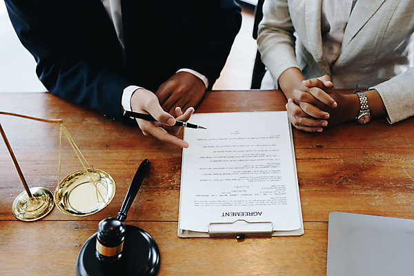 포토 JPG 해외이미지 손 비즈니스 저울 앉기 성인 두명 사무실 펜 법률가 책상 상담 문서 법 의사봉 변호사 해외202309 해외포토 직업 가구 모션 사람 신체부위 필기구 파일형식