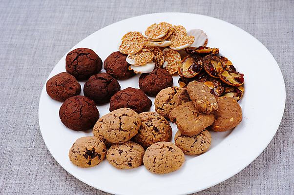 포토 JPG 해외이미지 음식 백그라운드 휴가 디저트 사탕 사람없음 장식 갈색 쿠키 케이크 초콜릿 얼음 낭만 흰색 신선 달콤 맛 설탕 굽기 먹기 상쾌 페스츄리 핸드메이드 많음 프로스팅 맛있는 해외202309 해외포토 자연요소 감정 빵 컬러 컨셉 모션 구이 제빵 파일형식