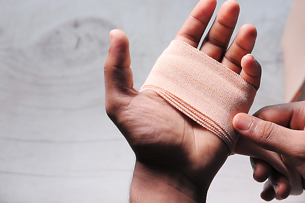 포토 JPG 해외이미지 응시 건강 손바닥 사람 사람없음 치료 건강관리 고통 긴급 보호 사건 붕대 위생관리 치유 카피스페이스 해외202309 해외포토 손 시선 감정 컨셉 의학 관리 공백 파일형식