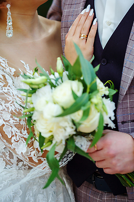 포토 JPG 해외이미지 여자 남자 부케 웨딩드레스 결혼식 들기 정장 상반신 성인 두명 앞모습 신랑신부 성인만 해외202309 해외포토 드레스 옷 신부_웨딩 뷰포인트 꽃다발 신랑 결혼 모션 사람 파일형식