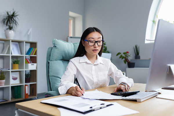 포토 JPG 해외이미지 여자 화분 안경 화초 의자 책장 한명 앉기 상반신 성인 옆모습 사무실 펜 모니터 계산기 키보드 기록 스마트 책상 서류판 성인여자한명만 해외202309 해외포토 식물 1 잡화 뷰포인트 가구 컨셉 비즈니스 모션 문구용품 사람 컴퓨터 필기구 사무용품 장비 여자한명만 성인여자만 파일형식