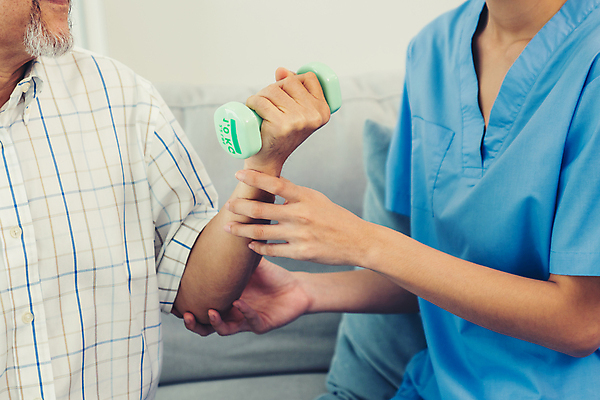 포토 JPG 해외이미지 여자 노년 남자 실내 앉기 동양인 상반신 성인 앞모습 옆모습 치료 실버라이프 건강관리 힘 아령 환자 간호사 잡기 도움 간병인 노후건강 돌봄 돌봄서비스 해외202309 해외포토 직업 라이프스타일 뷰포인트 컨셉 의학 모션 건강 관리 사람 인종 내부 노후 의료진 서비스 파일형식