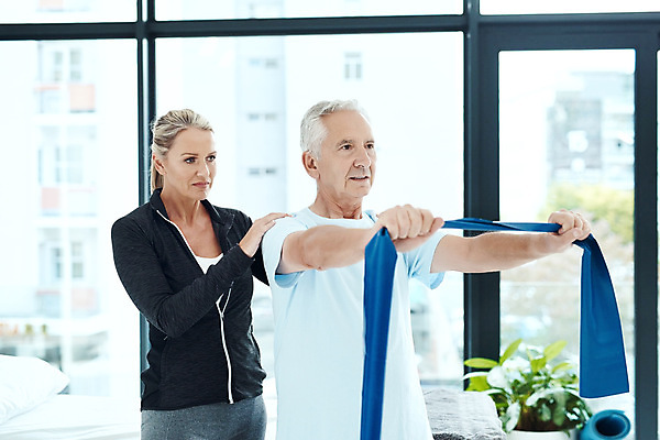 포토 JPG 해외이미지 응시 여자 노년 남자 화초 창문 상반신 성인 두명 옆모습 운동복 운동 손들기 스트레칭 도움 당기기 트레이너 물리치료사 재활 어깨에손 스트레칭밴드 해외202309 해외포토 식물 시선 옷 뷰포인트 컨셉 모션 건강 사람 치료 헬스 치료사 파일형식