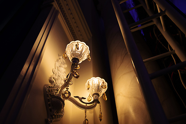 포토 JPG 해외이미지 디자인 벽 전구 아파트 주택 실내 그림자 사람없음 내부 장식 빛 어둠 수확 등불 램프 황금 클래식 복고 빛망울 해외202309 해외포토 컨셉 농업 조명 건물 파일형식