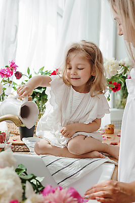 포토 JPG 해외이미지 전신 원피스 여자 꽃 행복 어린이 성인 두명 옆모습 금발 꽃병 컵케이크 창가 싱크대 모란 여자만 해외202309 해외포토 식물 헤어스타일 옷 감정 뷰포인트 창문 사람 케이크 개수대 파일형식