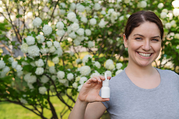 포토 JPG 해외이미지 응시 여자 꽃 잎 한명 들기 상반신 성인 야외 약 나뭇가지 비염 성인여자한명만 해외202309 해외포토 나무 식물 1 시선 의학 모션 사람 여자한명만 성인여자만 파일형식
