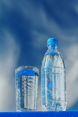 포토 JPG 해외이미지 라이프스타일 음료 백그라운드 자연 유리 하늘 건강 사람없음 물 파란색 빛 태양 추위 흰색 신선 투명 액체 떨어짐 시원함 플라스틱 갈증 상쾌 해외202309 해외포토 자연요소 감정 컬러 컨셉 재질 생활 생태계 파일형식