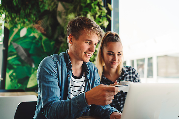 포토 JPG 해외이미지 백인 1 학생 라이프스타일 여자 컨셉 모바일 세포 실내 미소 사람 소년 성인 두명 스마트폰 핸드폰 쇼핑 스터디 뷰티 신용카드 대학교 긍정 일반 단절 문자메시지 쇼퍼홀릭 인출 해외202309 해외포토 서양인 남자 어린이 학교 표정 내부 생활 금융 전자제품 스마트기기 학습 메시지 파일형식