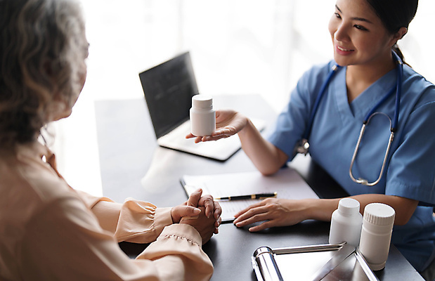 포토 JPG 해외이미지 여자 노년 할머니 청진기 건강 병원 앉기 상반신 성인 두명 옆모습 치료 노트북 약 펜 환자 의사 도움 약병 책상 검사_조사 주기 돌봄 서류판 여자만 해외202309 해외포토 뷰포인트 가구 컨셉 의학 의료기기 모션 사람 전자제품 필기구 사무용품 의료진 병_담는 파일형식