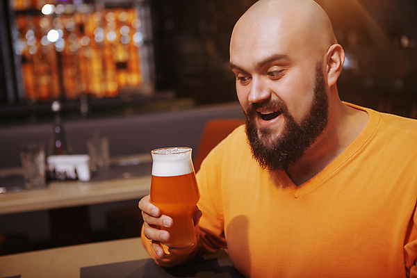 포토 JPG 해외이미지 응시 남자 의자 탁자 맥주 한명 들기 상반신 성인 옆모습 술집 맥주잔 성인남자한명만 해외202309 해외포토 1 시선 뷰포인트 가구 술잔 모션 주류 사람 남자한명만 성인남자만 파일형식