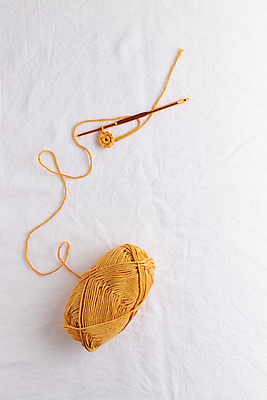 포토 JPG 해외이미지 손 컬러 공 취미 사람없음 흰색 공구 면 고리 뜨개질 실 바느질 롤 실뭉치 핸드메이드 카피스페이스 해외202309 해외포토 신체부위 공백 도구 파일형식