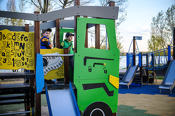 포토 JPG 해외이미지 주간 남자 어린이 소년 상반신 야외 두명 앞모습 옆모습 야외활동 놀이기구 놀이터 소년만 해외202309 해외포토 자연요소 뷰포인트 놀이 사람 남자만 어린이만 파일형식