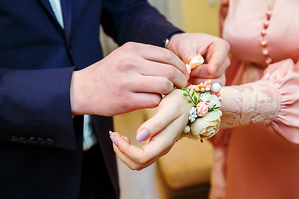 포토 JPG 해외이미지 손 부부 여자 남자 꽃 신부 웨딩드레스 신랑 결혼 팔찌 결혼식 정장 상반신 성인 두명 옆모습 축하 준비 성인만 해외202309 해외포토 식물 커플 드레스 옷 뷰포인트 컨셉 장신구 사람 이벤트 신체부위 파일형식