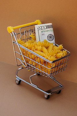 JPG 해외이미지 음식 돈 사람없음 달러 쇼핑카 상승 파스타면 폭등 베이지색배경 비용 해외202310 해외포토 포토 백그라운드 컨셉 파스타 경제 쇼핑 카트 면류 재산 베이지색 파일형식