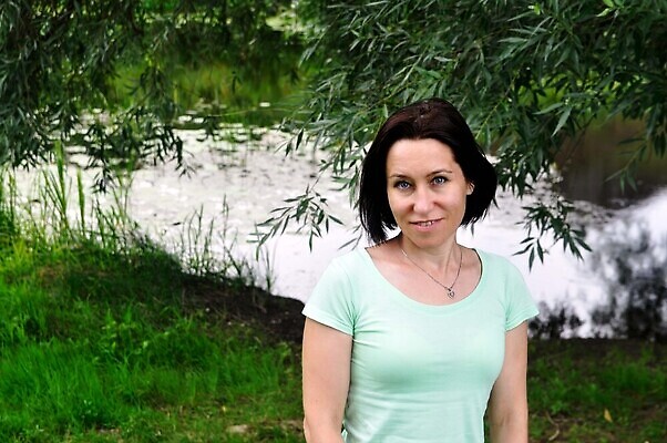 포토 JPG 해외이미지 나무 백인 모델 라이프스타일 공원 여자 행복 얼굴 여행 백그라운드 잎 자연 갈색머리 한명 사람 성인 야외 초록색 물 강 뷰티 유행 기쁨 시골 표현 긍정 우크라이나 해외202309 해외포토 자연요소 서양인 식물 1 헤어스타일 공공시설 감정 유럽 컬러 컨셉 생활 신체부위 생태계 파일형식