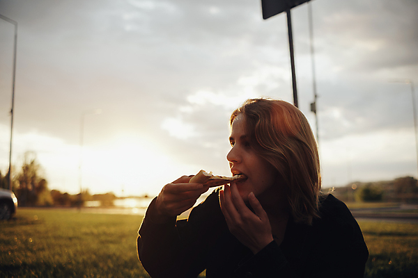 포토 JPG 해외이미지 백인 학생 라이프스타일 공원 여자 행복 안경 음식 조각 컨셉 피자 한명 미소 사람 성인 야외 여름 빛 태양 소풍 파티 저녁식사 일몰 잡기 맛 먹기 속도 싱글 흥분 테이크아웃 해외202309 해외포토 자연요소 서양인 1 잡화 계절 공공시설 감정 모션 패스트푸드 서양음식 표정 이벤트 생활 야외활동 노을 식사 파일형식
