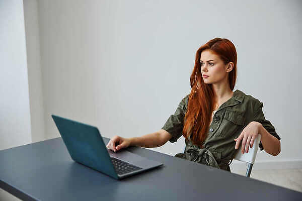 포토 JPG 해외이미지 직업 학생 라이프스타일 여자 인터넷 의자 비즈니스 사업가 학교 탁자 한명 사람 앉기 정장 20대 성인 10대 노트북 스터디 컴퓨터 사무실 독서 뷰티 공책 업무 작업 직장인 비즈니스우먼 연결 책상 경영자 온라인 빨간머리 경영 진짜 프리랜서 비어있는 해외202309 해외포토 1 헤어스타일 옷 교육 가구 모션 청소년 문구용품 청년 생활 전자제품 학습 리더 파일형식