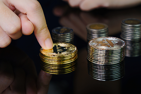 포토 JPG 해외이미지 손 컨셉 돈 인터넷 비즈니스 사람없음 금융 경제 쇼핑 금속 디지털 동전 터치 저축 잡기 시장 황금 암호 발굴 심볼 사인 무역 투자 전자 쇼 토막 해외202309 해외포토 산업 모션 재질 신체부위 재산 파일형식