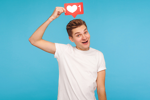 포토 JPG 해외이미지 응시 남자 말풍선 한명 들기 상반신 성인 앞모습 파란색 하트 성인남자한명만 해외202309 해외포토 모양 1 시선 뷰포인트 컬러 모션 사람 남자한명만 성인남자만 파일형식