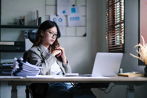 포토 JPG 해외이미지 여자 회사 스트레스 한명 동양인 상반신 성인 옆모습 노트북 사무실 업무 비즈니스우먼 성인여자한명만 안경낌 해외202309 해외포토 1 안경 뷰포인트 비즈니스 사람 인종 전자제품 작업 직장인 여자한명만 성인여자만 파일형식