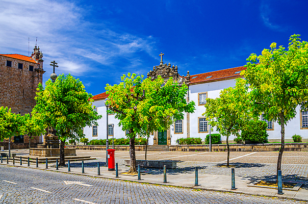 포토 JPG 해외이미지 나무 구름 전통 유럽 여행 건축양식 하늘 주택 풍경 사람없음 야외 건물 초록색 여름 파란색 도시풍경 맑음 흰색 도시 센터 중세 역사 성자 도심 E 포르투갈 북쪽 타운 공화국 랜드마크 옛날 해외202309 해외포토 자연요소 식물 건축물 알파벳 계절 건축 나라 종교 컬러 날씨 방향 파일형식