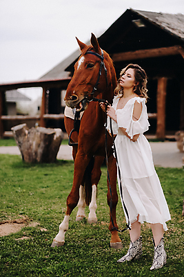 포토 JPG 해외이미지 전신 한마리 여자 한명 성인 야외 건물 목장 잡기 말_동물 성인여자한명만 해외포토 1 건축물 포유류 모션 사람 여자한명만 성인여자만 파일형식