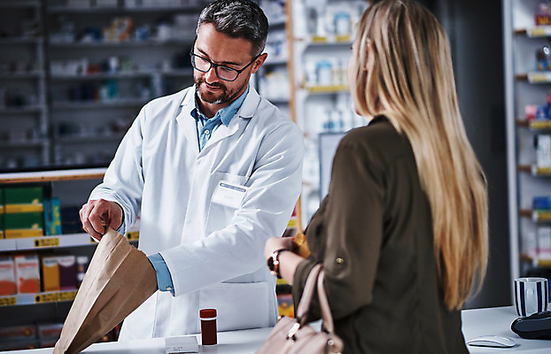 포토 JPG 해외이미지 여자 남자 포장 실내 상반신 성인 두명 앞모습 뒷모습 종이봉투 판매 의료진 약국 넣기 약사 성인만 해외202309 해외포토 직업 뷰포인트 의학 모션 봉투 사람 내부 파일형식