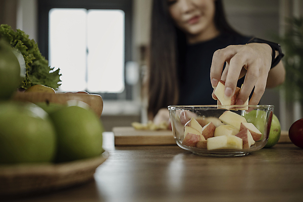 포토 JPG 해외이미지 여자 조각 채소 한명 동양인 상반신 성인 사과 담기 유리그릇 풋사과 건강식 나무그릇 나무도마 성인여자한명만 식단관리 해외202309 해외포토 1 그릇 음식 과일 모션 유리 도마 사람 인종 목재 여자한명만 성인여자만 파일형식