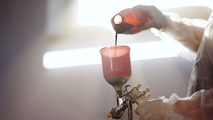 포토 JPG 해외이미지 산업 컬러 자동차 노동자 한명 빨간색 기계 페인트 장비 권총 총 기구 공구 항아리 작업실 붓기 수리 제조 서비스 그림 스프레이 화가 분무기 닦기 유지 부스 니스 자동 해외202309 해외포토 직업 1 무기 육상교통 모션 사람 도구 도자기 파일형식