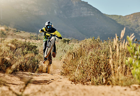 포토 JPG 해외이미지 전신 남자 길 산 한명 성인 앞모습 달리기 흙 자유 오토바이 익스트림스포츠 속도 성인남자한명만 해외202309 해외포토 1 스포츠 뷰포인트 컨셉 모션 사람 바이크 남자한명만 성인남자만 파일형식