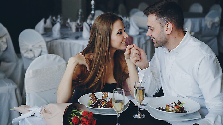 포토 JPG 해외이미지 백인 손 커플 여자 남자 행복 감정 데이트 관계 친절 키스 함께함 말하기 대화 사랑 사람 두명 뷰티 식당 식사 저녁식사 낭만 터치 축하 잡기 날짜 샴페인 열정 약혼 해외202309 해외포토 서양인 결혼 컨셉 모션 주류 신체부위 상점 애정표현 약속 파일형식