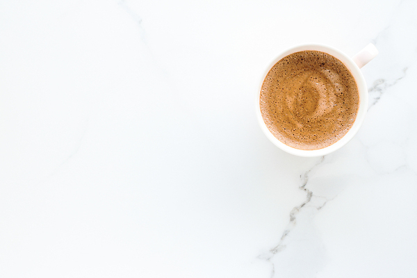 포토 JPG 해외이미지 커피 사람없음 흰색 분위기 커피잔 대리석 카피스페이스 해외202309 해외포토 음료 컬러 컨셉 재료 잔 공백 파일형식