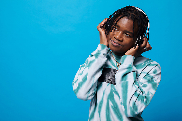 포토 JPG 해외이미지 학생 여자 행복 음악 휴식 짧은머리 실내 한명 근접촬영 소년 성인 파란색 머리 손들기 헤드폰 소리 듣기 집중 만족 파란배경 바쁨 곁눈질 뮤지컬 성인남자만 해외202309 해외포토 1 헤어스타일 남자 감정 어린이 뷰포인트 컬러 음향기기 백그라운드 컨셉 모션 문화예술 사람 내부 신체부위 남자만 성인만 파일형식