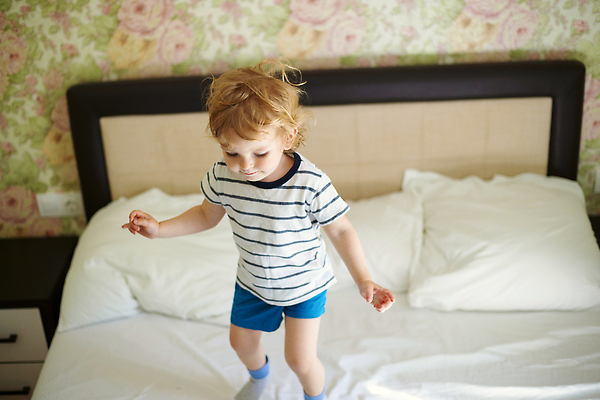 포토 JPG 해외이미지 백인 행복 감정 어린이 이동 장난 베개 모션 놀이 아침 주택 실내 건강 한명 웃음 사람 소년 달리기 뷰티 점프 기쁨 침실 방 에너지 흰색 침대 시간 작음 담요 천진난만 해외202309 해외포토 주간 서양인 1 남자 컬러 가구 컨셉 침구 표정 내부 건물 크기 파일형식