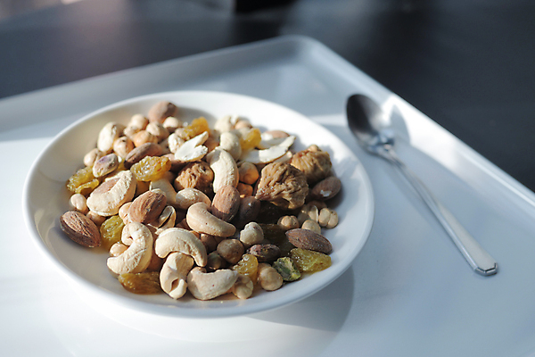 포토 JPG 해외이미지 식물 종이 조각 과일 재료 건조 건강 씨앗 사람없음 갈색 어둠 견과류 신선 사발 혼합 영양 땅콩 호두 아몬드 칼로리 코코아 단백질 섞기 이국적 칼슘 캐슈넛 많음 개암 비건 맛있는 해외202309 해외포토 열매 음료 컬러 컨셉 사기그릇 영양소 채식주의자 파일형식