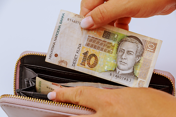 포토 JPG 해외이미지 손 유럽 지폐 돈 비즈니스 사람없음 금융 경제 10 흰배경 크로아티아 환율 계산서 전국 많음 해외202309 해외포토 나라 백그라운드 컨셉 신체부위 숫자 흰색 재산 파일형식