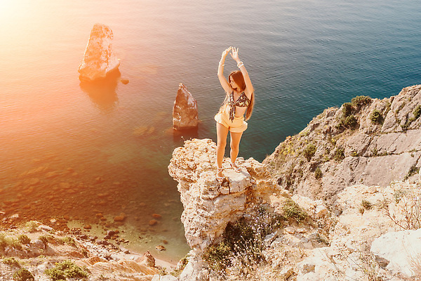 포토 JPG 해외이미지 라이프스타일 여자 행복 바다 여행 자연 하늘 휴가 산 한명 사람 성인 야외 물 파란색 뷰티 여행객 계곡 트래킹 하이킹 추위 자유 정상 셀프카메라 나눔 수평선 해외202309 해외포토 자연요소 1 감정 컬러 컨셉 레저 생활 사진촬영 생태계 파일형식
