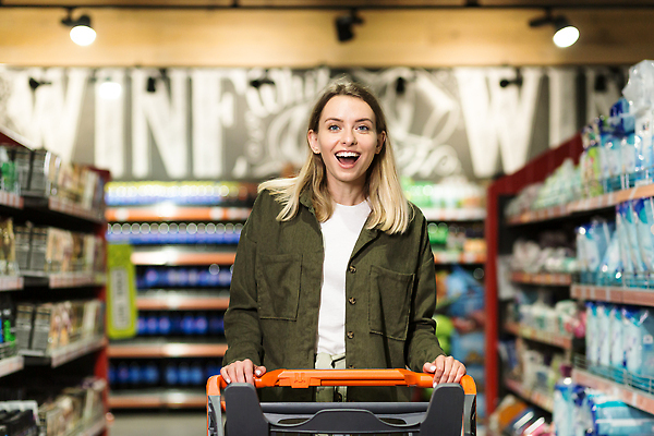 포토 JPG 해외이미지 응시 여자 한명 웃음 상반신 성인 앞모습 쇼핑 장보기 쇼핑카 잡기 마트 생필품 성인여자한명만 해외202309 해외포토 1 시선 뷰포인트 모션 표정 사람 상점 카트 오브젝트 여자한명만 성인여자만 파일형식