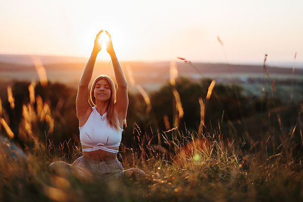포토 JPG 해외이미지 백인 라이프스타일 여자 선 요가 자연 휴식 건강 한명 성인 야외 평화 화목 일몰 에너지 영혼 연습 명상 해외202309 해외포토 서양인 1 웰빙 컨셉 사람 생활 노을 생태계 파일형식