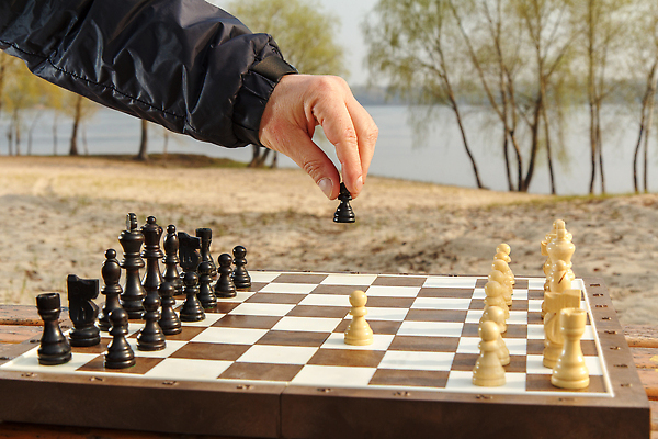 포토 JPG 해외이미지 공원 스포츠 놀이 경기 취미 사람없음 야외 강 햇빛 숫자 정원 경쟁 도전 게임 체스말 체스 왕 출발 싸움 패배 체스판 장군 여왕 지능 처음 토너먼트 해외202309 해외포토 직업 문자 공공시설 컨셉 모션 태양 말_게임 파일형식
