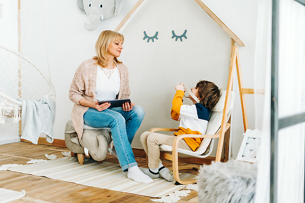 포토 JPG 해외이미지 백인 라이프스타일 여자 교육 남자 행복 아들 할머니 어린이 가족 놀이 엄마 손자 아파트 주택 함께함 실내 사람 소년 성인 취미 두명 부모 카메라 디지털 사진촬영 장비 작음 사진사 그림 전자 진짜 해외202309 해외포토 서양인 노년 감정 컨셉 관계 내부 건물 생활 전자제품 촬영 크기 작가 손주 파일형식