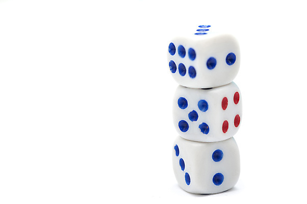 포토 JPG 해외이미지 컨셉 3 사람없음 파란색 숫자 쌓기 게임 도박 주사위 흰배경 기회 롤 정물화 카피스페이스 해외202309 해외포토 문자 컬러 백그라운드 모션 놀이 공백 흰색 그림 파일형식