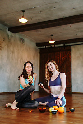 포토 JPG 해외이미지 전통 라이프스타일 손 여자 행복 음료 음식 백그라운드 컨셉 2 신체 다이어트 과일 요가 자연 아침 휴가 건강 사람 성인 두명 컵 초록색 운동 신선 차 아침식사 유기농 향 내추럴 다락방 돌봄 채식주의자 디톡스 해외202309 해외포토 주간 식기 웰빙 감정 컬러 모션 생활 신체부위 식사 생태계 채식 파일형식