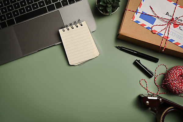 포토 JPG 해외이미지 포장 선물 사람없음 노트북 하이앵글 펜 다이어리 실타래 택배상자 포장끈 해외202309 해외포토 뷰포인트 전자제품 상자 필기구 사무용품 택배 포장재료 파일형식