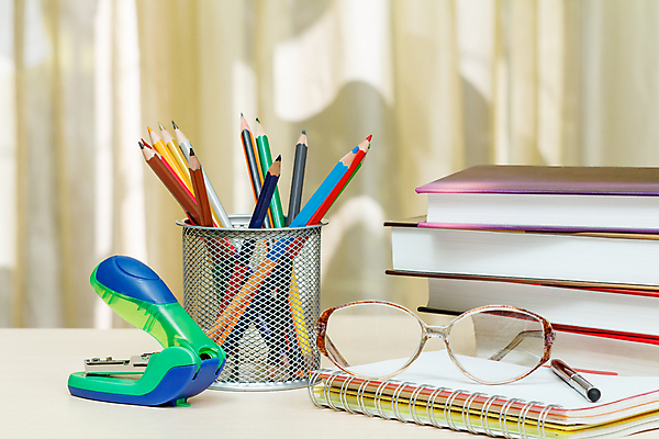 포토 JPG 해외이미지 안경 문구용품 색연필 사람없음 책 스터디 연필 펜 공책 스테이플러 오브젝트 연필꽂이 해외202309 해외포토 잡화 학용품 학습 필기구 사무용품 파일형식