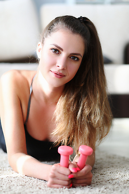 포토 JPG 해외이미지 백인 라이프스타일 여자 행복 무기 스포츠 컨셉 신체 바닥 주택 건강 한명 사람 성인 운동 뷰티 활발 아령 기쁨 에너지 잡기 몸무게 연습 체육관 리프트 에어로빅 돌봄 리프팅 이두근 해외202309 해외포토 서양인 1 감정 모션 건물 생활 춤 파일형식