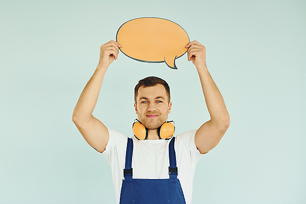 포토 JPG 해외이미지 서양인 남자 말풍선 한명 들기 상반신 성인 앞모습 헤드폰 팻말 성인남자한명만 카피스페이스 해외202309 해외포토 외국인 1 뷰포인트 음향기기 모션 프레임 사람 공백 남자한명만 성인남자만 파일형식