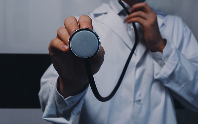 포토 JPG 해외이미지 백인 디자인 배너 남자 백그라운드 컨셉 청진기 벽지 아이디어 건강 병원 사람 성인 사람없음 앞모습 약 웹 듣기 시험 환자 의사 흰색 호흡기관 닫기 호흡 그림 방문 헤딩 목업 해외202309 해외포토 서양인 교육 뷰포인트 컬러 인터넷 의학 의료기기 모션 축구 의료진 장기_의학 파일형식